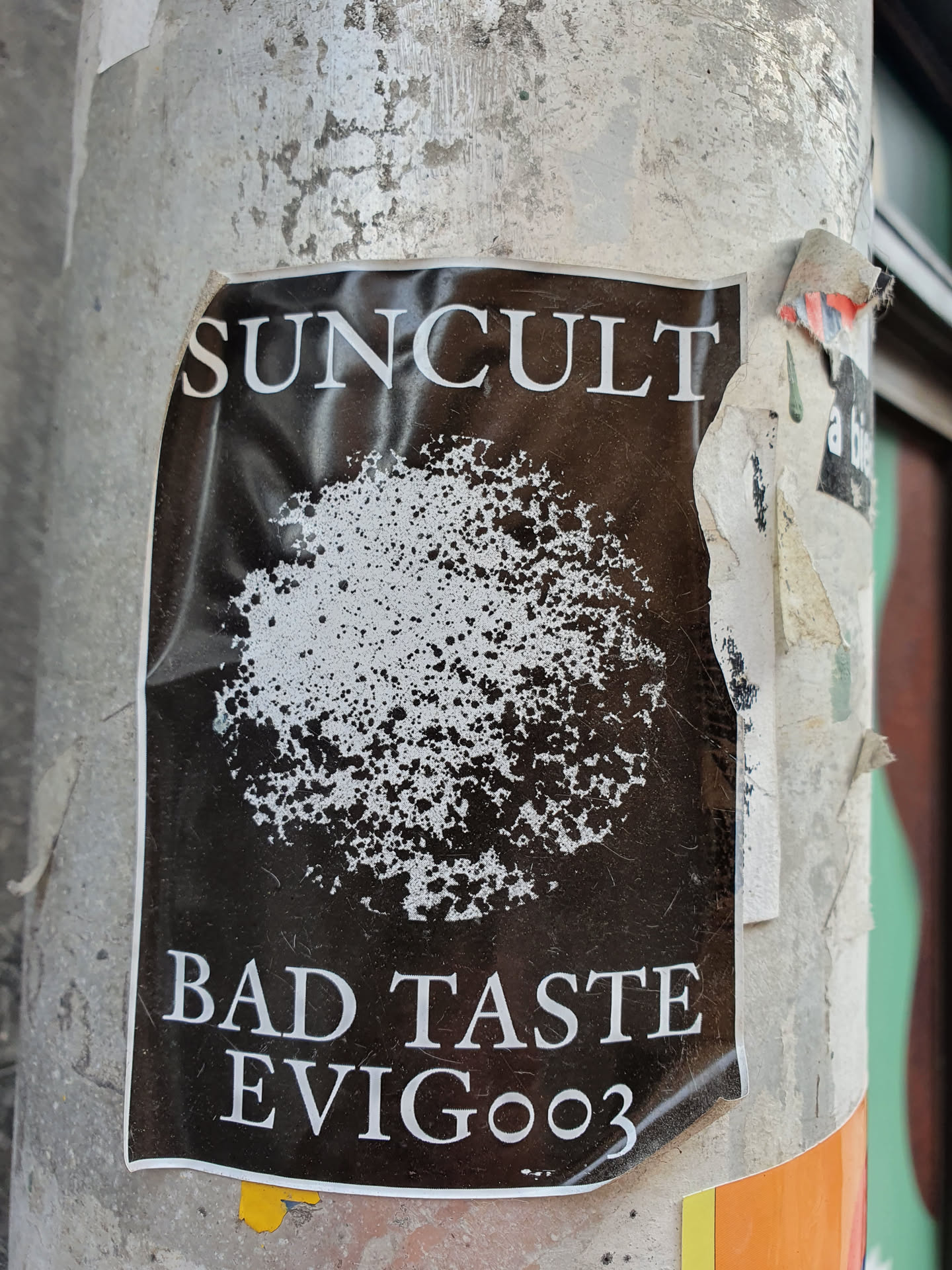 Black and white sticker with a circular design and the text 'SUNCULT', 'BAD TASTE', and 'EVIG003'.