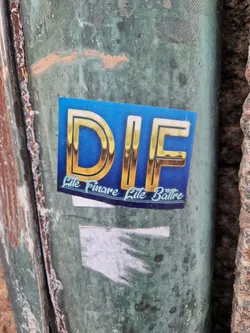 A blue sticker with gold lettering that says DIF. Below the main text it says Lite Fimare Lite Battre in a stylized font.