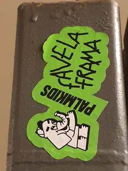 A green sticker with a cartoon elephant and text. The text says "AVELLA FRAMA PALMKIDS".