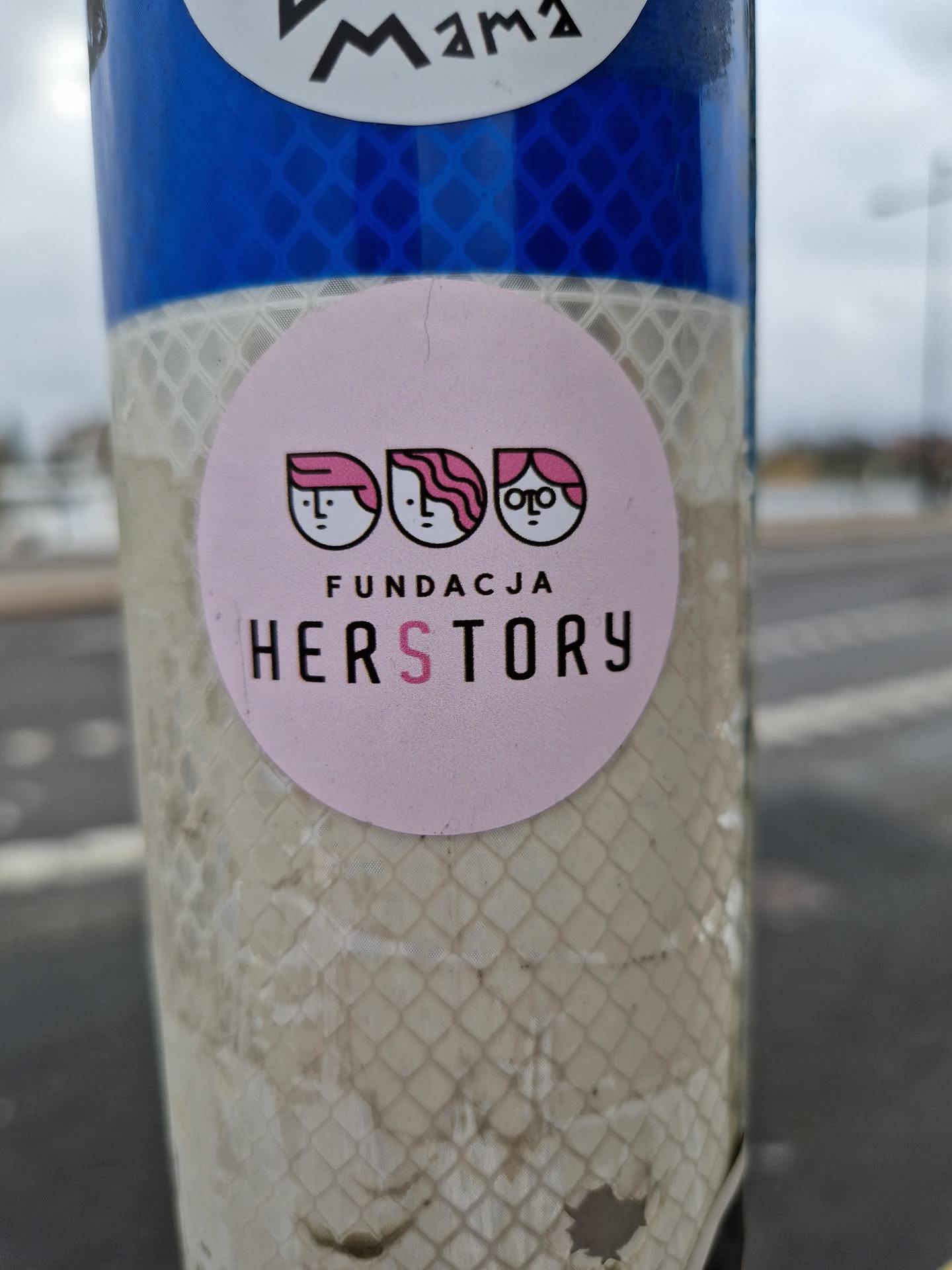 Pink round sticker with three pink female faces and the text "FUNDACJA HERSTORY".
