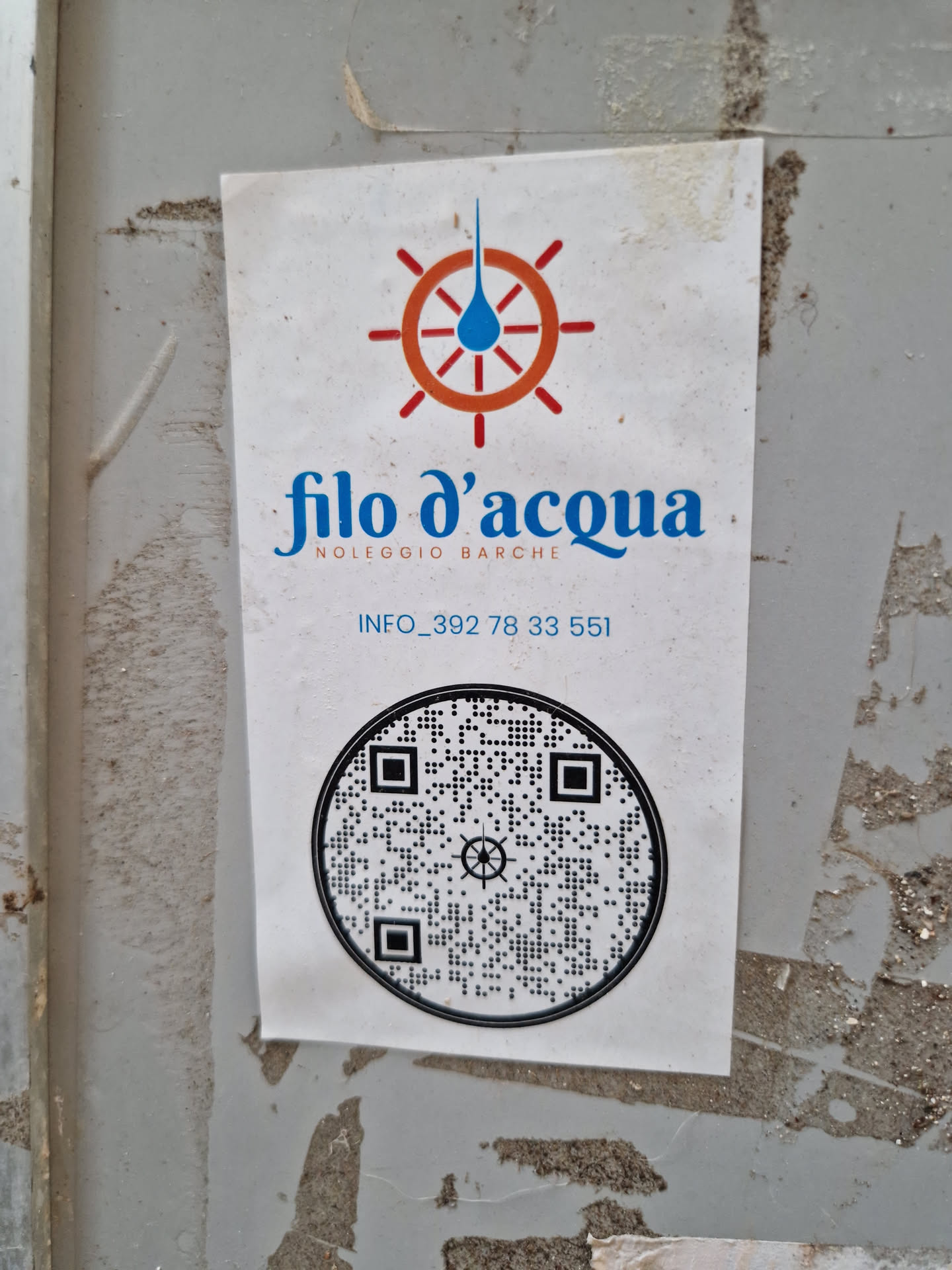 A sticker for Filo d'acqua, a boat rental service.  The sticker features their logo, contact information, and a QR code.