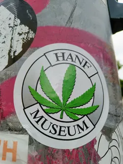 A round sticker with a cannabis leaf in the center and the words "HANF MUSEUM" around it.