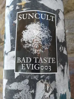 Black and white sticker with a tree-like image and text. The text on the sticker says "SUNCULT" at the top and "BAD TASTE EVIG003" at the bottom.