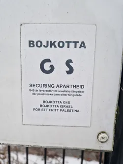 A sticker advocating for a boycott of G4S, citing their role as a supplier to Israeli prisons where Palestinian children are incarcerated.  The sticker is in Swedish. 