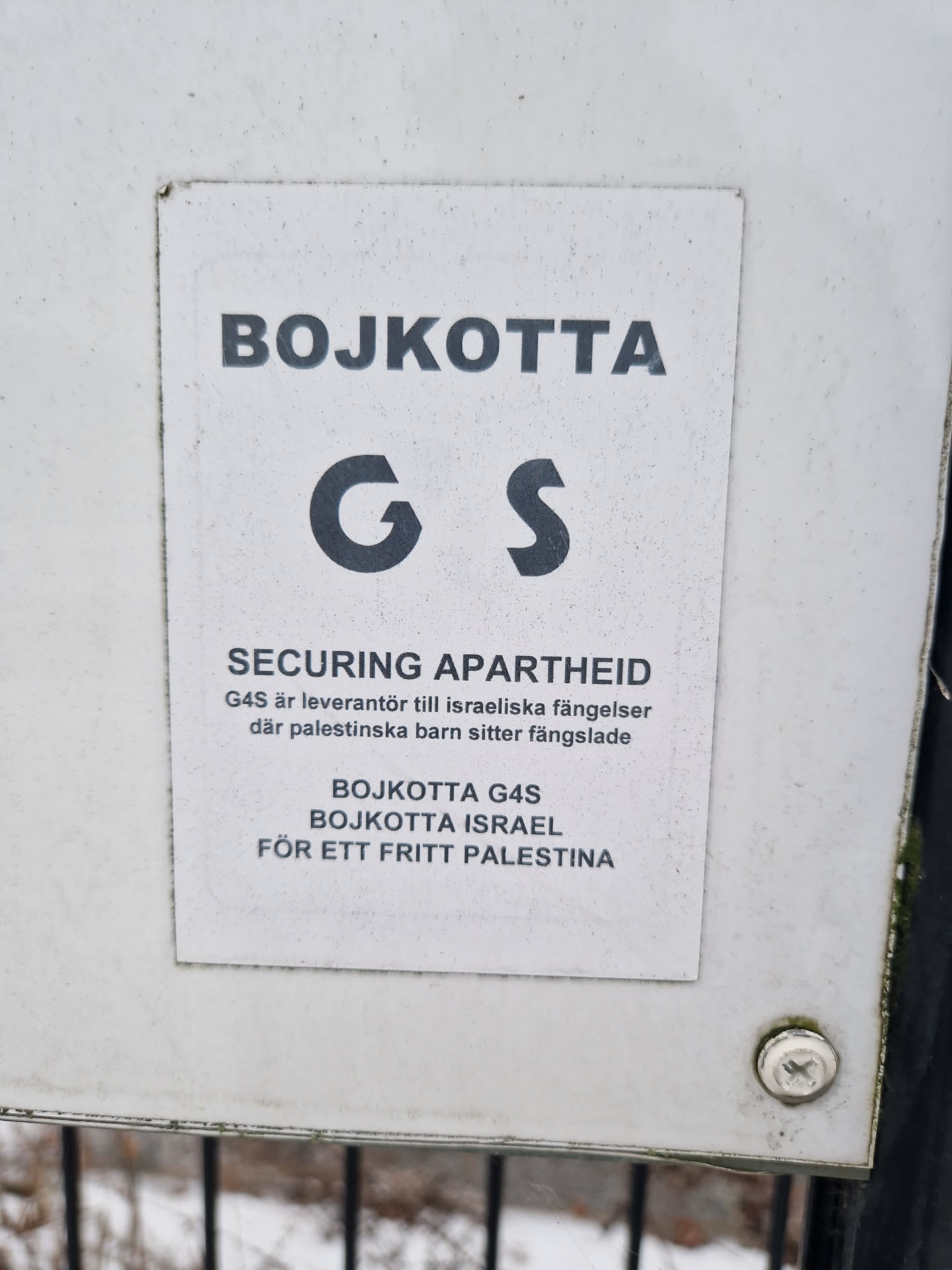 A sticker advocating for a boycott of G4S, citing their role as a supplier to Israeli prisons where Palestinian children are incarcerated.  The sticker is in Swedish. 