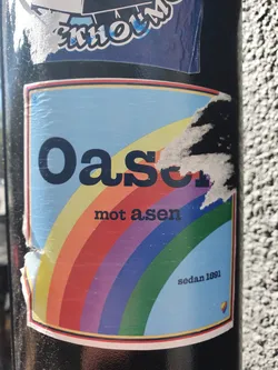A sticker with a rainbow and the text "Oasis mot asen sedan 1891".