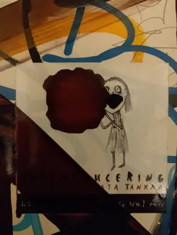 Klistermärket innehåller en handritad bild av en flicka som håller en stor, mörk röd boll. Bilden är gjord i svartvitt, förutom bollen. Texten på klistermärket är skriven för hand i rött och svart. Det ser ut att vara ett konstnärligt eller poetiskt uttryck.