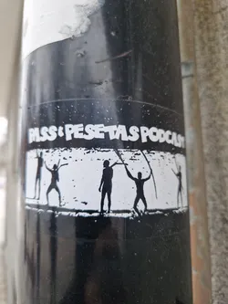 Black and white sticker with the text "Pass i Pessetes Podcast" and an image of four silhouettes of people raising their arms.