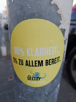 Round yellow sticker with a light blue octopus illustration and the text "95% Klarheit. 5% Zu Allem Bereit."  The brand name "Mr. Seltzy" is visible beneath the main text along with a smaller line that reads "90% Klar, 10% Krass".