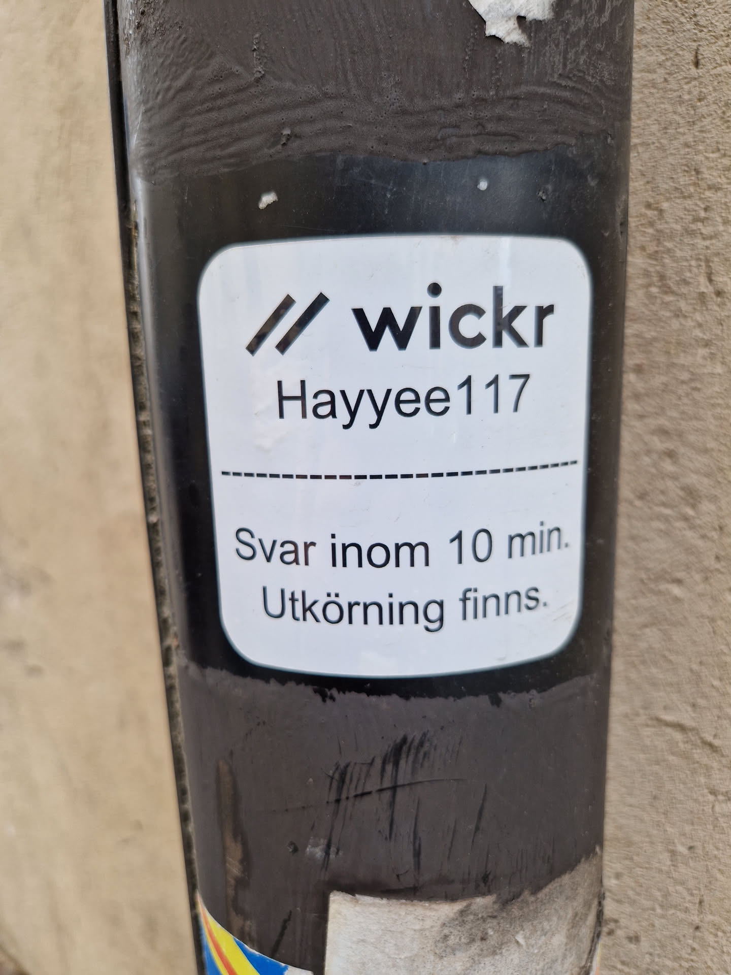 A Wickr contact info sticker with username Hayyee117.  Text in Swedish translates to: "Answer within 10 min. Delivery available."