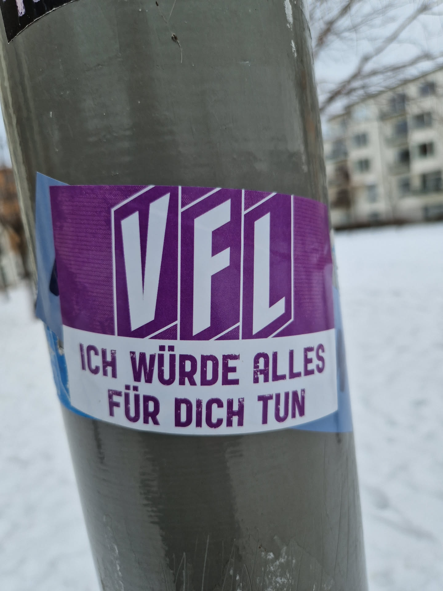 A purple and white sticker with the letters VFL and the German phrase "Ich würde alles für dich tun" (I would do anything for you).