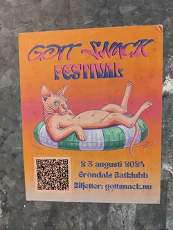 A sticker for the Gott Snack Festival 2024 taking place on August 23rd at Gröndals Båtklubb.  The design features a Sphynx cat relaxing on a pool float.