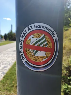 A sticker with a red circle and a line across a logo. The text around the circle says "Död och hat åt Hammarby".