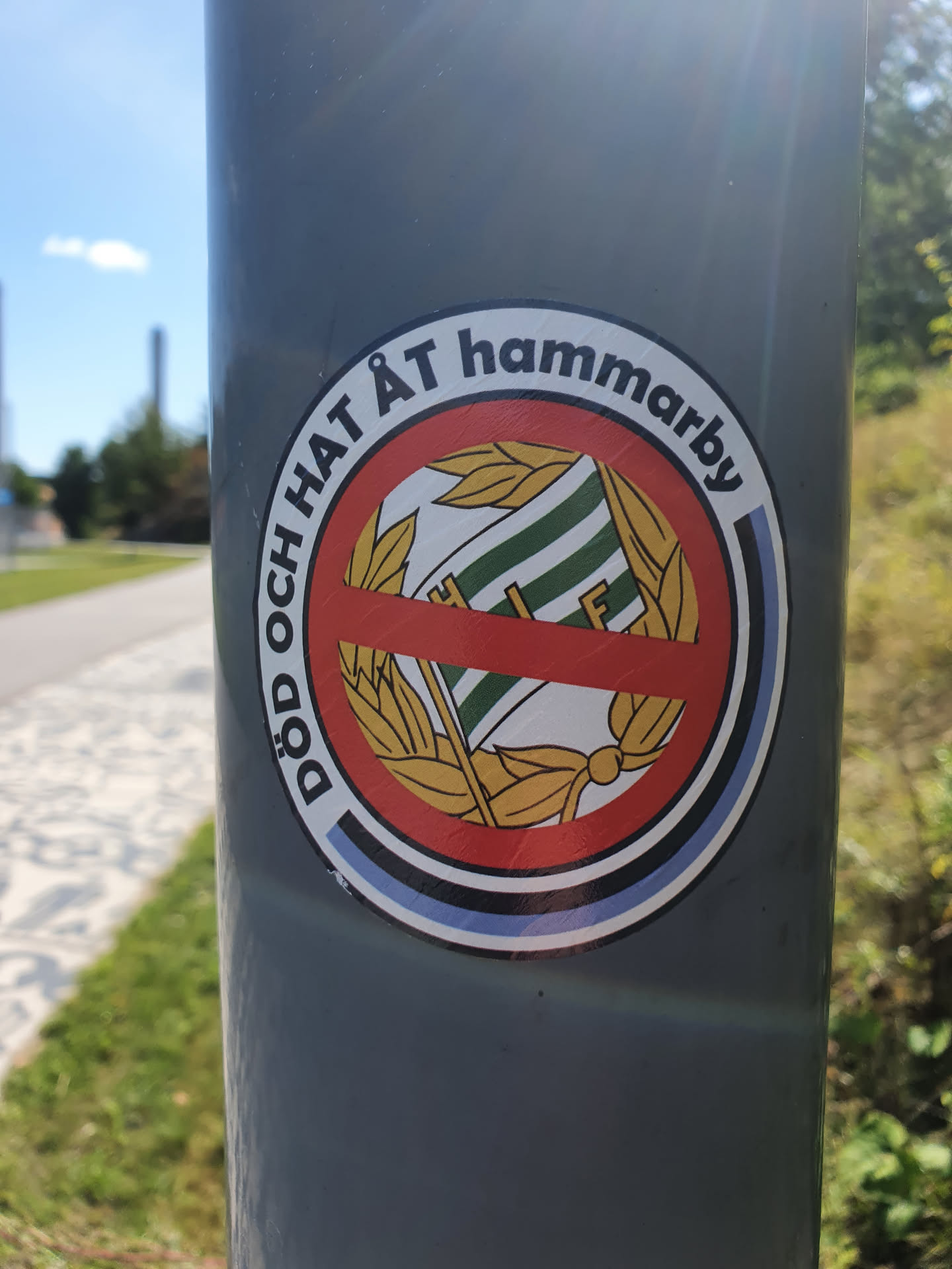 A sticker with a red circle and a line across a logo. The text around the circle says "Död och hat åt Hammarby".