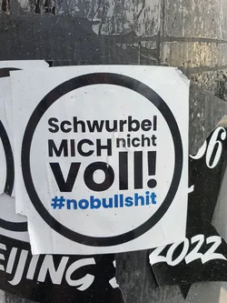 Round sticker with a black border. It contains German text: "Schwurbel MICH nicht VOLL!" and the hashtag #nobullshit in blue.