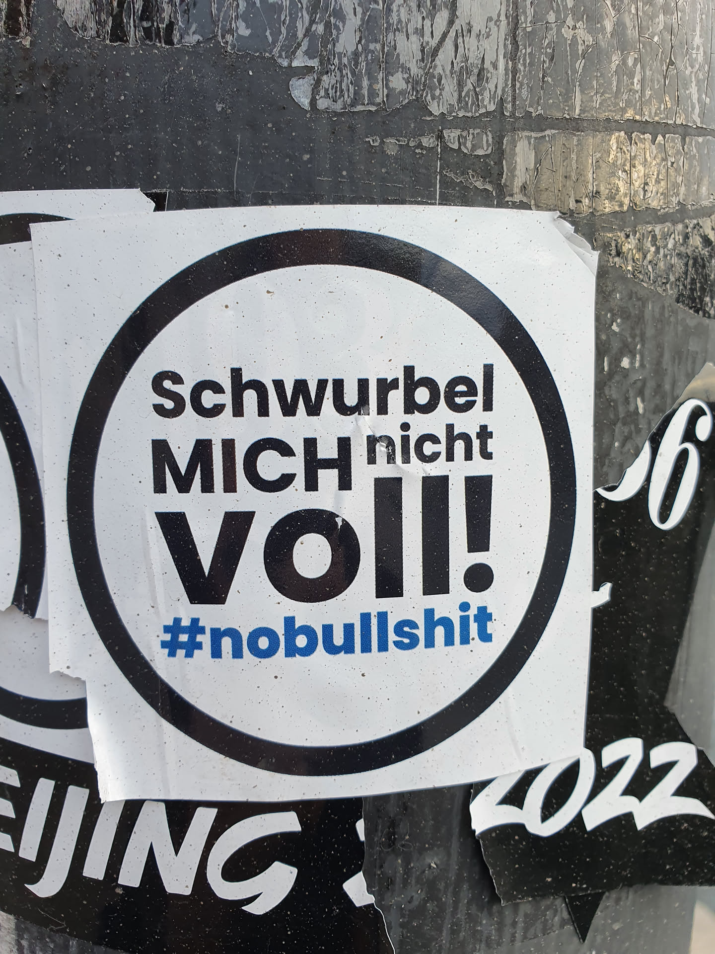 Round sticker with a black border. It contains German text: "Schwurbel MICH nicht VOLL!" and the hashtag #nobullshit in blue.