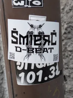 Black and white sticker with two birds facing each other and the text "Smrt D-Beat". It includes two QR codes.