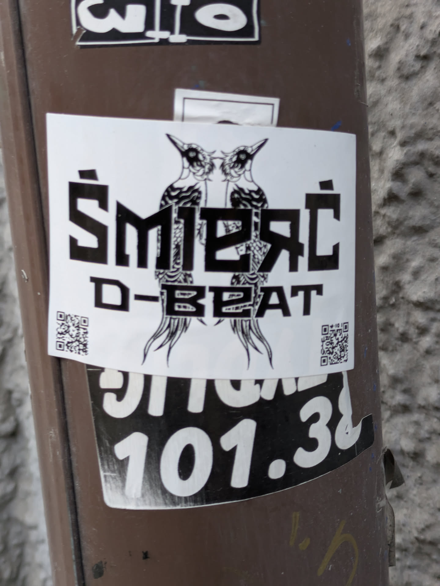 Black and white sticker with two birds facing each other and the text "Smrt D-Beat". It includes two QR codes.