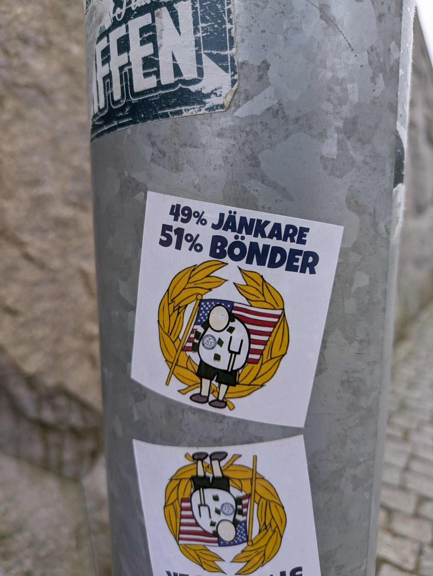 The sticker features a cartoon figure holding an American flag and a pitchfork, surrounded by a wreath. The text reads "49% Jänkare 51% Bönder", a play on Swedish nationalism.