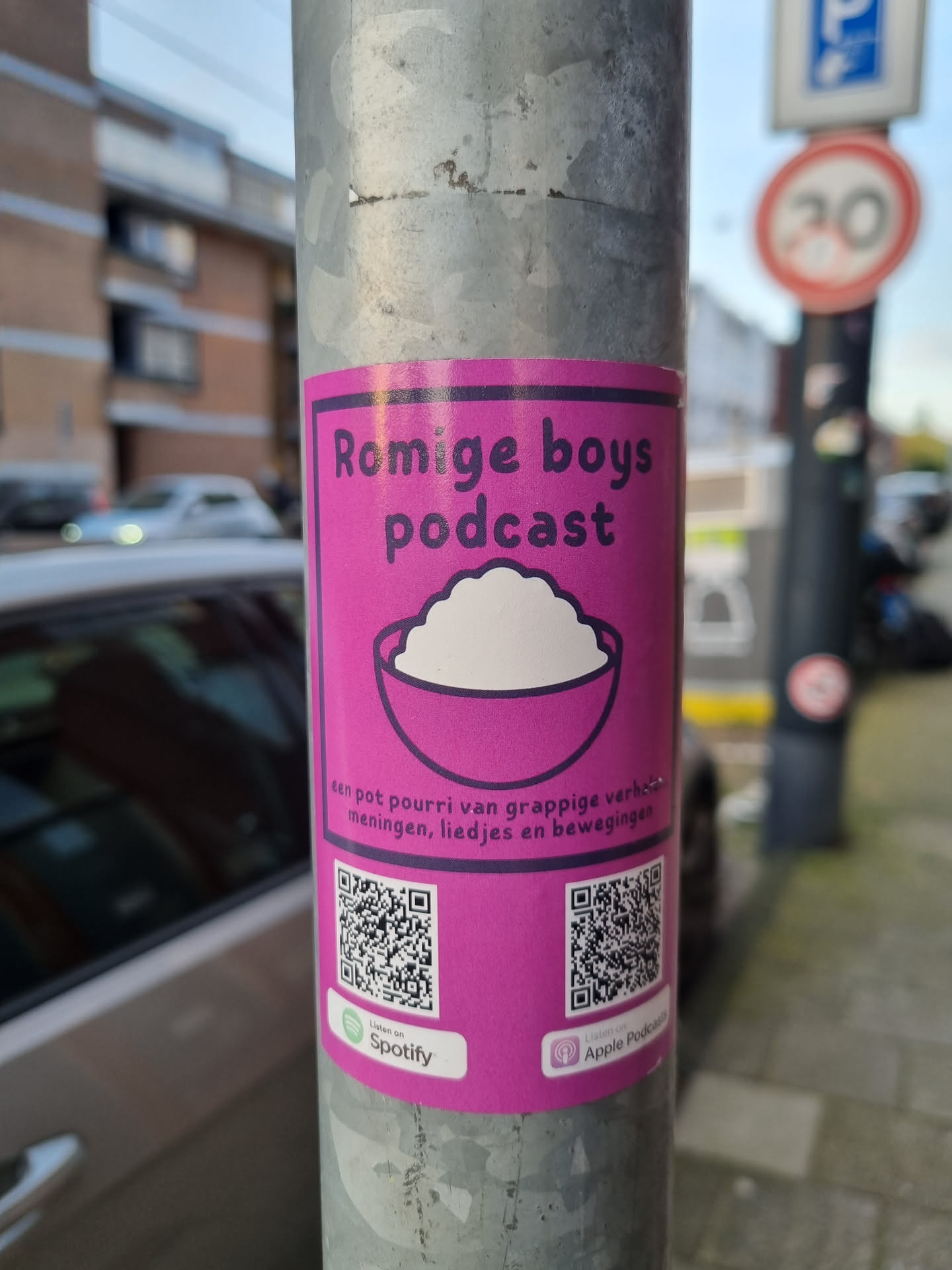 A pink podcast sticker with a bowl of cream and QR codes for Spotify and Apple Podcasts. The text says "Romige boys podcast" and a description in Dutch.