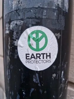 Round sticker with a green peace symbol and the text 'EARTH PROTECTORS'.