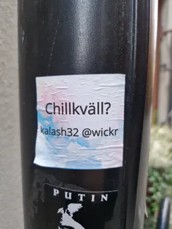 A sticker on a pole with the text "Chillkväll?" and the Wickr handle kalash32. The background of the sticker is a light blue and pink watercolor wash.