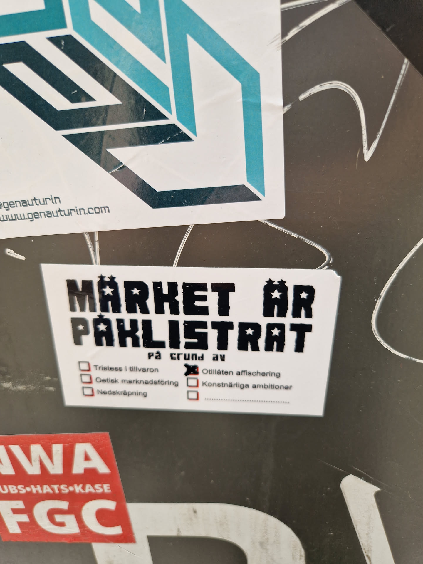 A sticker with text in Swedish that says "MÄRKET ÄR PAKLISTRAT" which translates to "The brand is off the list". It also contains a list of reasons why it might be off the list. The design uses a pixelated font and includes stars.