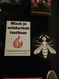 Street sticker Sticker with a bee design and text in Dutch promoting Firestarterfund.nl, a revolutionary crowdfunding platform.