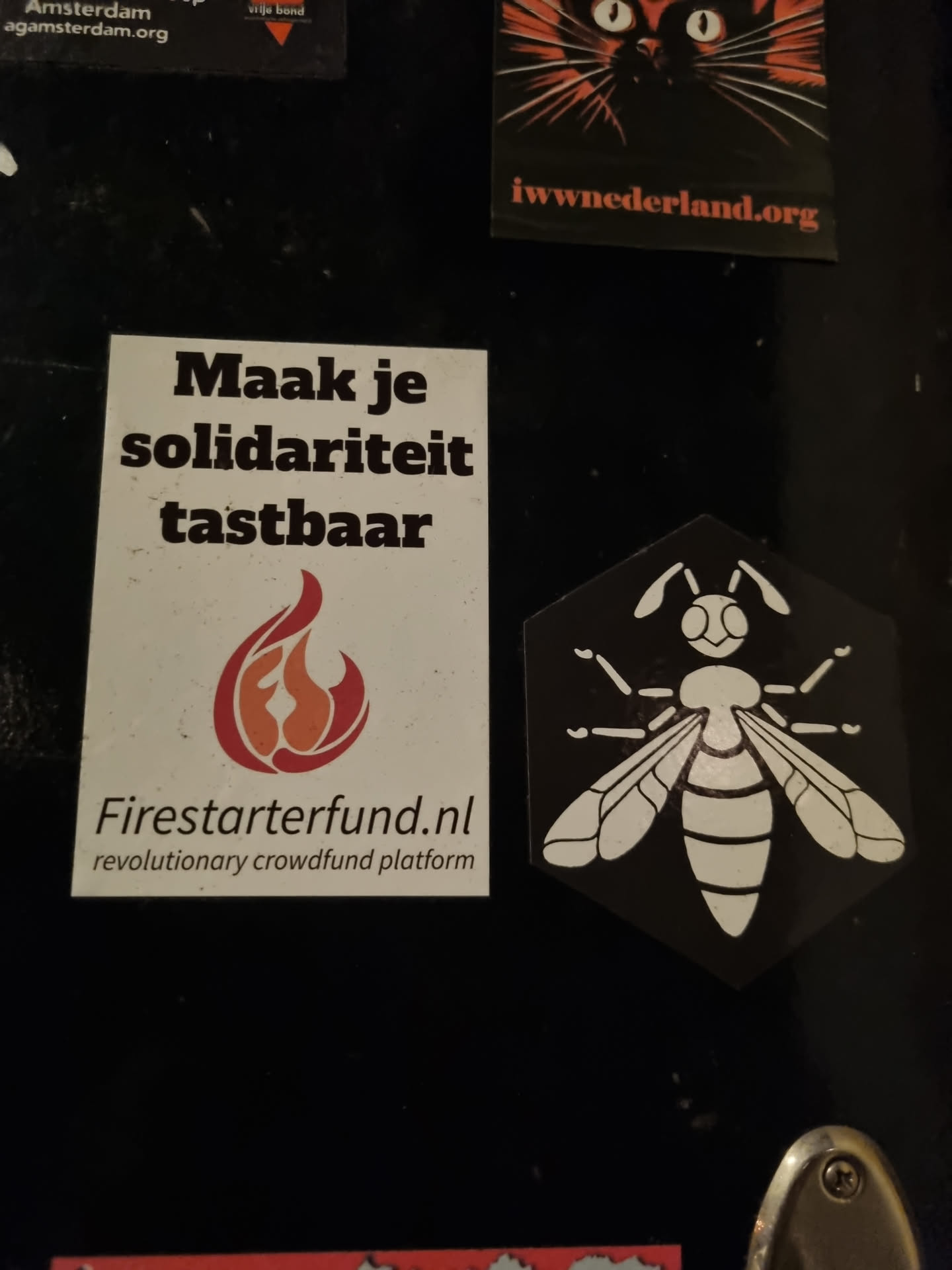 Sticker with a bee design and text in Dutch promoting Firestarterfund.nl, a revolutionary crowdfunding platform.
