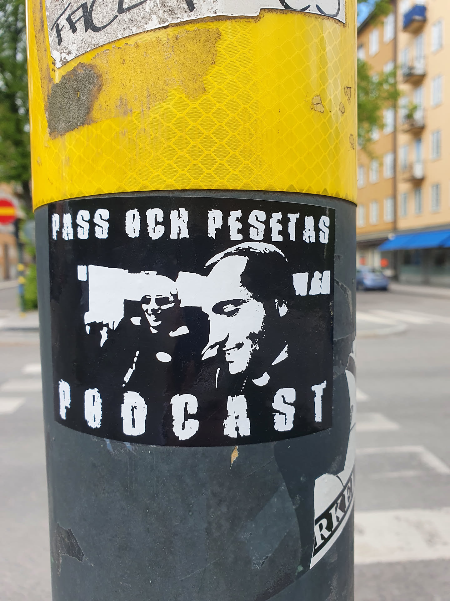 Black and white sticker featuring two men's faces and the text "Pass och Pesetas Podcast".