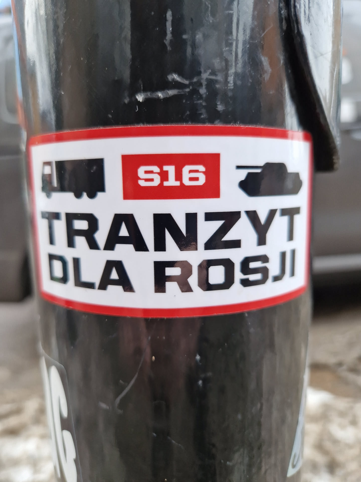 A sticker with a truck, the number S16, and a tank. The text on the sticker says "Tranzyt dla Rosji", which is Polish for "Transit for Russia".