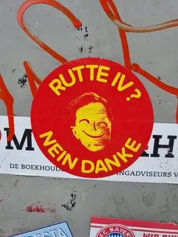 Red and yellow circular sticker with a caricature of Mark Rutte and the text "Rutte IV? Nein Danke".