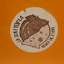 Round sticker featuring an illustration of a boar and a pig embracing. The text "La Sfattoria degli Ultimi" is written around the image of the animals. 