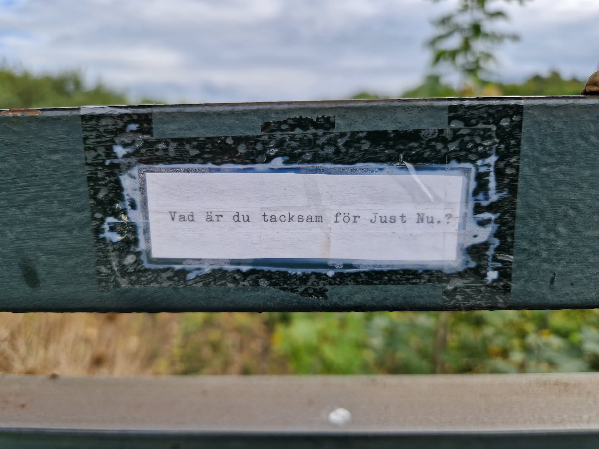 A sticker with the text "Vad Är du tacksam för Just Nu?" which translates from Swedish to English as "What are you grateful for right now?"