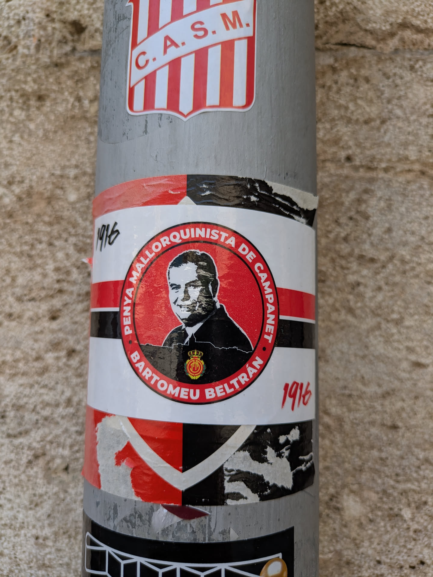 The sticker is a circular design with a portrait of Bartomeu Beltrán in the center, surrounded by a red and white band.  The text around the circle reads "PENYA MALLORQUINISTA DE CAMPANET • BARTOMEU BELTRÁN". The sticker also displays the year 1916 in two different places.