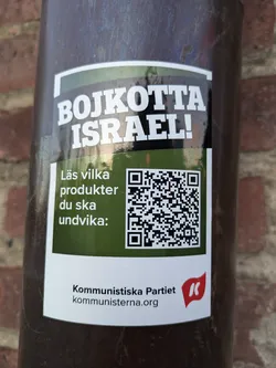 Sticker promoting a boycott of Israel, with a QR code linking to a list of products to avoid and the website of the Communist Party. The text is in Swedish.
