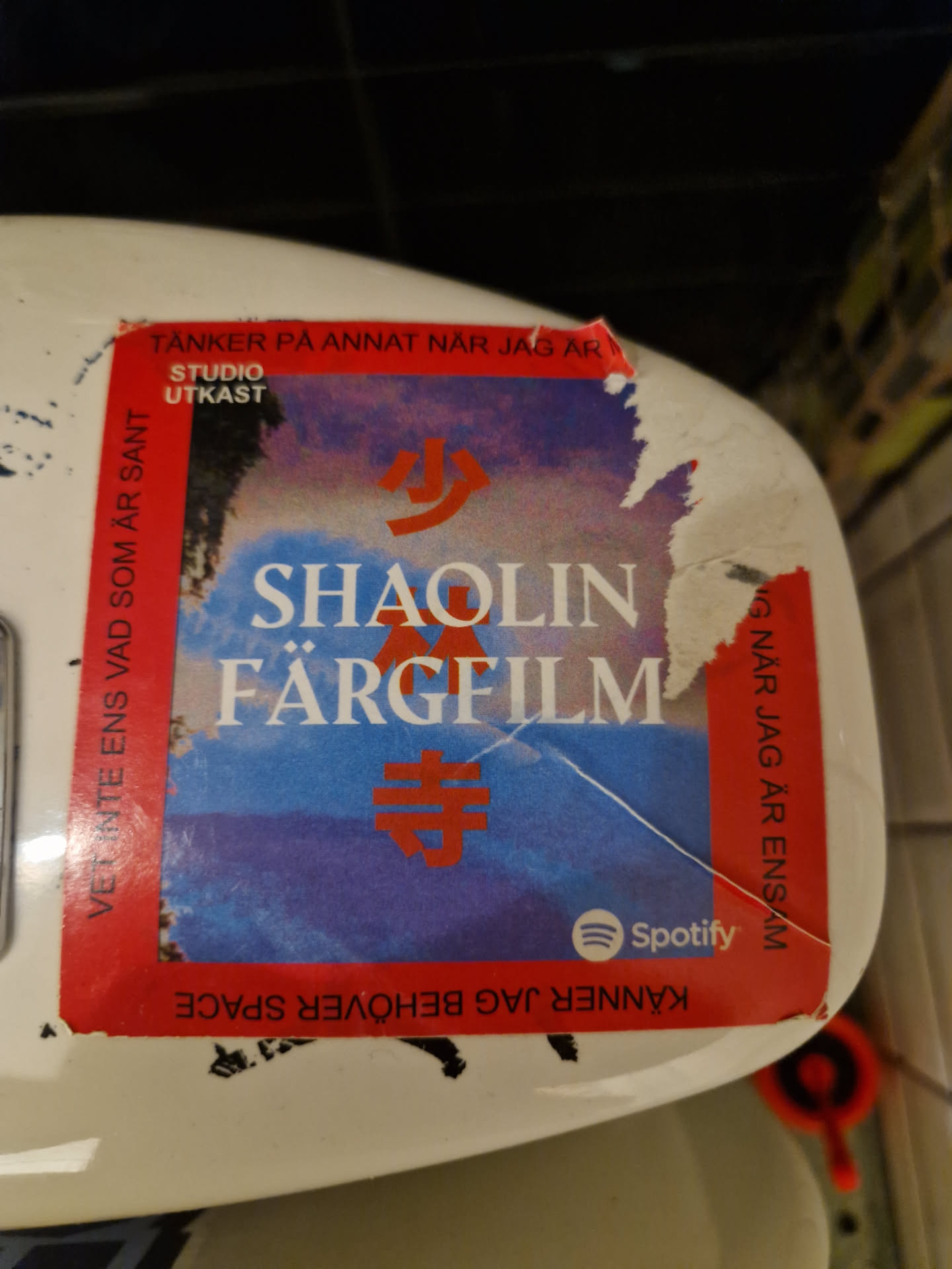 Sticker featuring artwork and text related to the album "Shaolin Fargfilm." Includes a Spotify logo and text in Swedish.