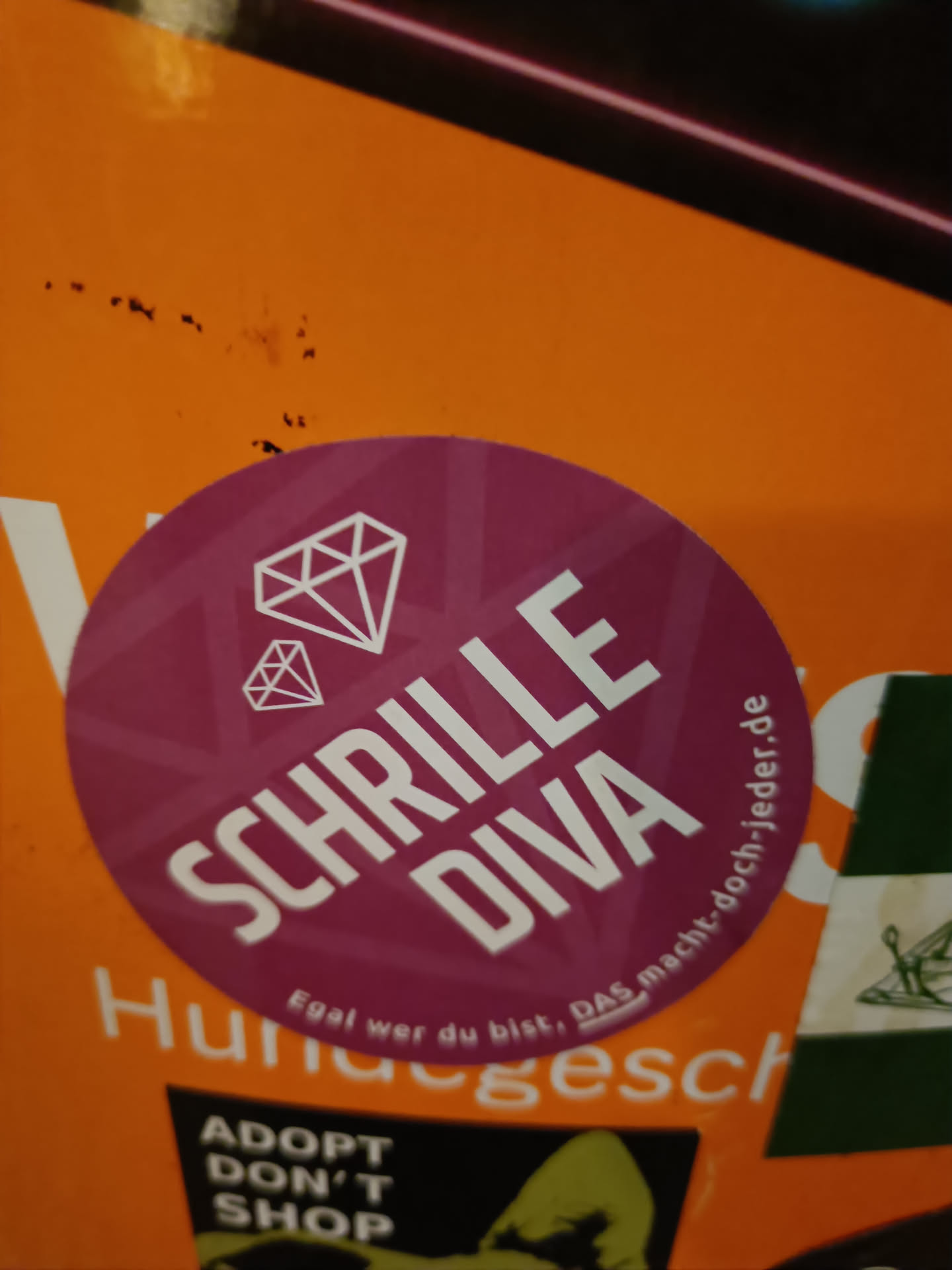 Round purple sticker with the text "SCHRILLE DIVA" and a diamond logo.  The small text at the bottom reads "Egal wer du bist, DAS macht doch jeder.de".