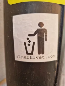 A simple yet effective sticker promoting recycling.  It features a pictogram of a person throwing trash into a bin, along with the website Finarkivet.com.