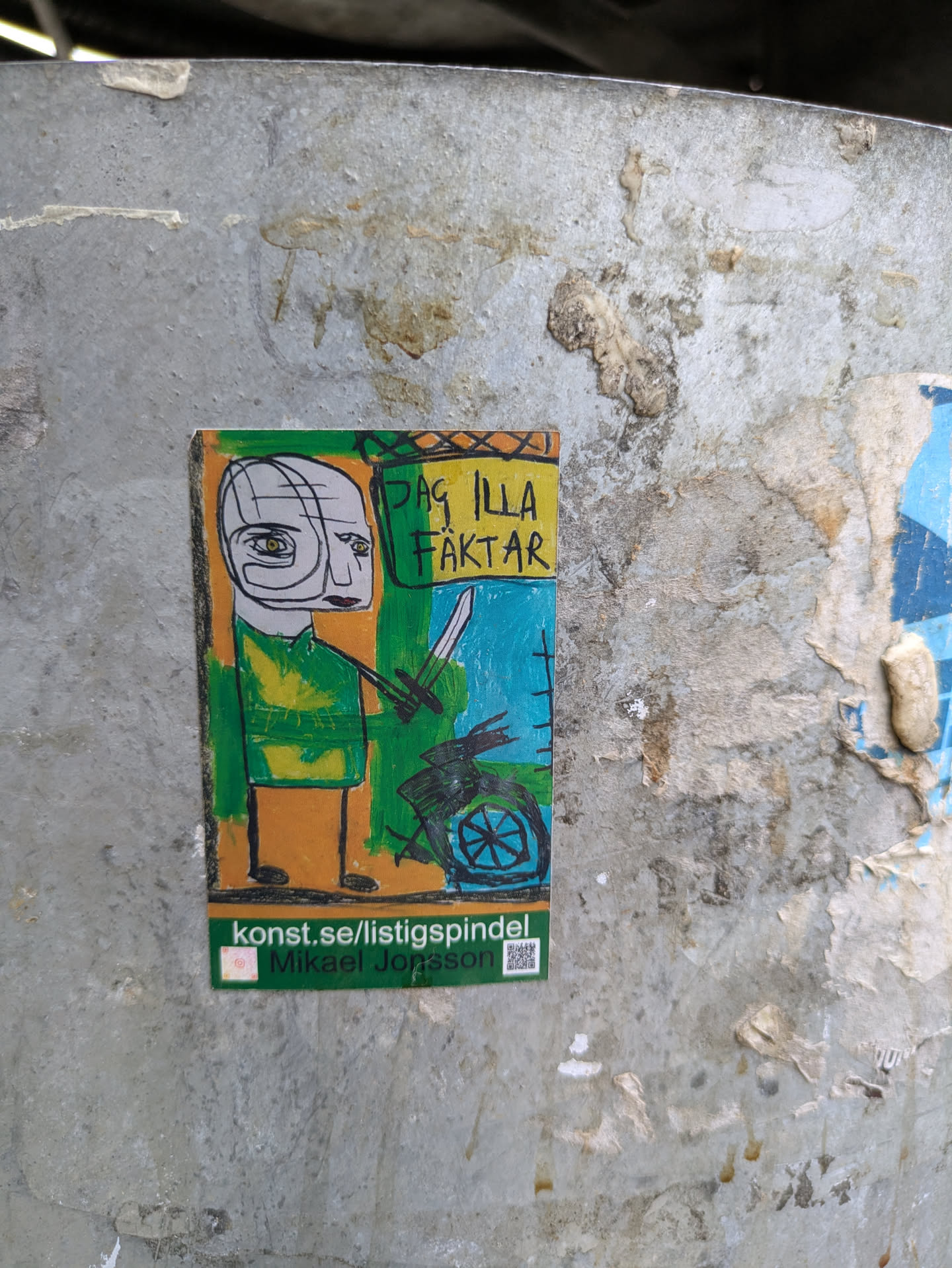 This sticker showcases a hand-drawn illustration of a figure standing next to what appears to be a trash bin, holding a weapon. The artwork is colored with vibrant hues of green, orange, and blue. The text "Dag Illa Fäktar" is prominently displayed above the figure. At the bottom of the sticker, the artist's website and name, "konst.se/listigspindel" and "Mikael Jonsson", are visible along with a QR code.