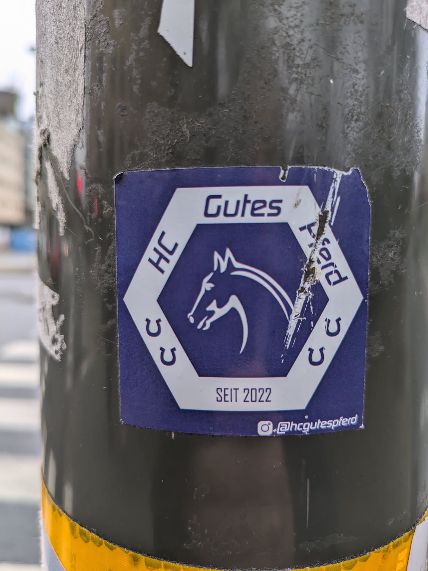 A blue hexagonal sticker featuring a stylized horse head, four horseshoes arranged around it, the words "Gutes Pferd" (Good Horse) at the top, and "Seit 2022" (Since 2022) at the bottom.  The Instagram handle @hcgutespferd is visible.