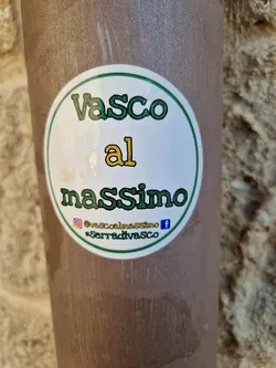 Round sticker with the text "Vasco al massimo" in green and yellow. It also contains social media links for Instagram and Facebook, and the hashtag #SarradiVasco.