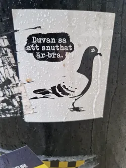 A sticker featuring a pigeon and a text in Swedish. The text says: "The pigeon said that snuthat is good."